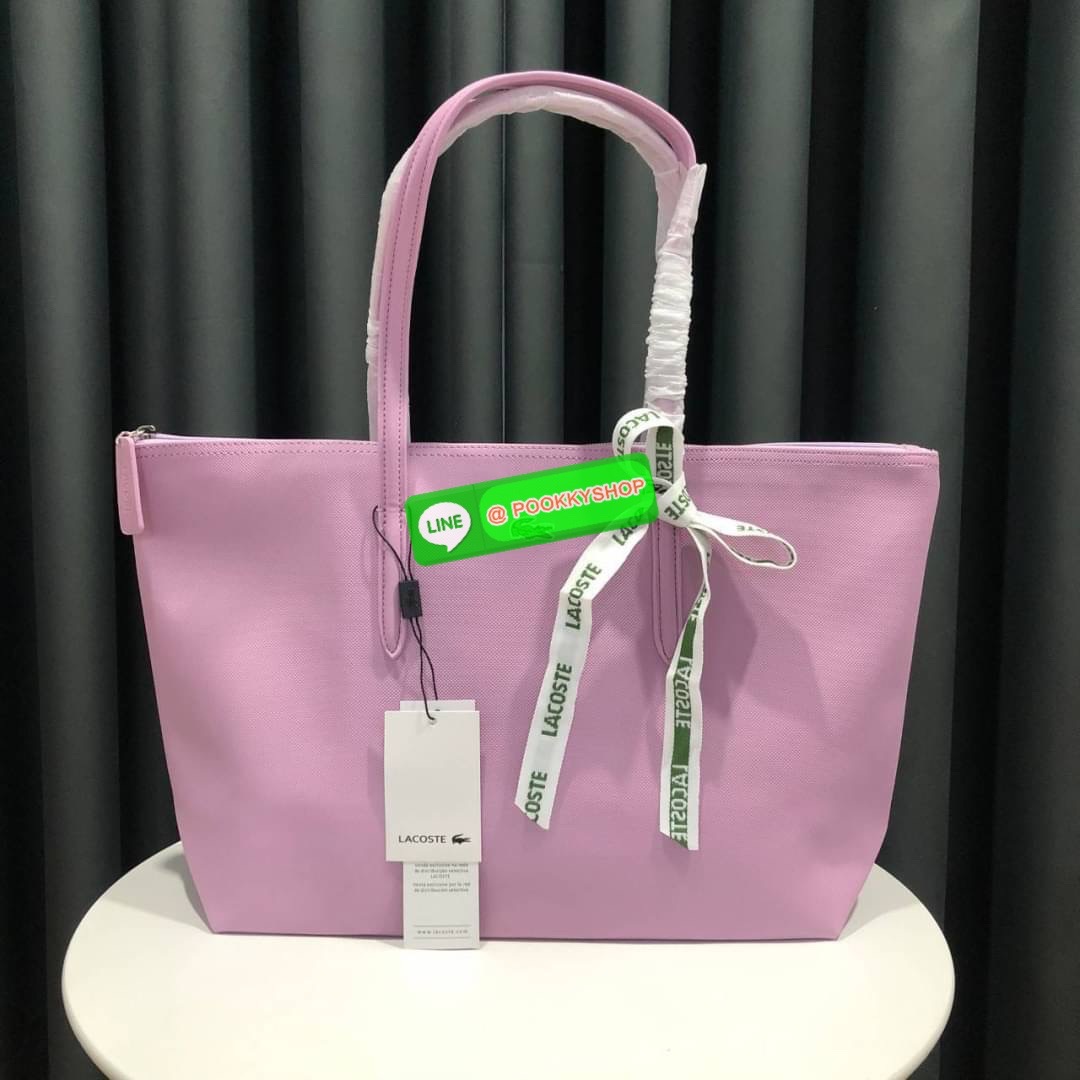 ลาคอส Classic Tote Bag กระเป๋าสะพายทรงช้อปปิ้งหลากสีรุ่นยอดนิยมด้านหน้าประดับโลโก้จระเข้สัญลักษณ์แบรนด์ ภายในกว้างจุได้เยอะ เปิดปิดด้วยซิปสะดวกใช้ มี1 ช่องซิปเล็ก หัวซิปปั้มเเบรนด์ วัสดุกันน้ำ ขนาดกำลังดี ใส่หนังสือ เอกสารA4 ของใช้ได้เยอะ สวยทุกสีค่ะ