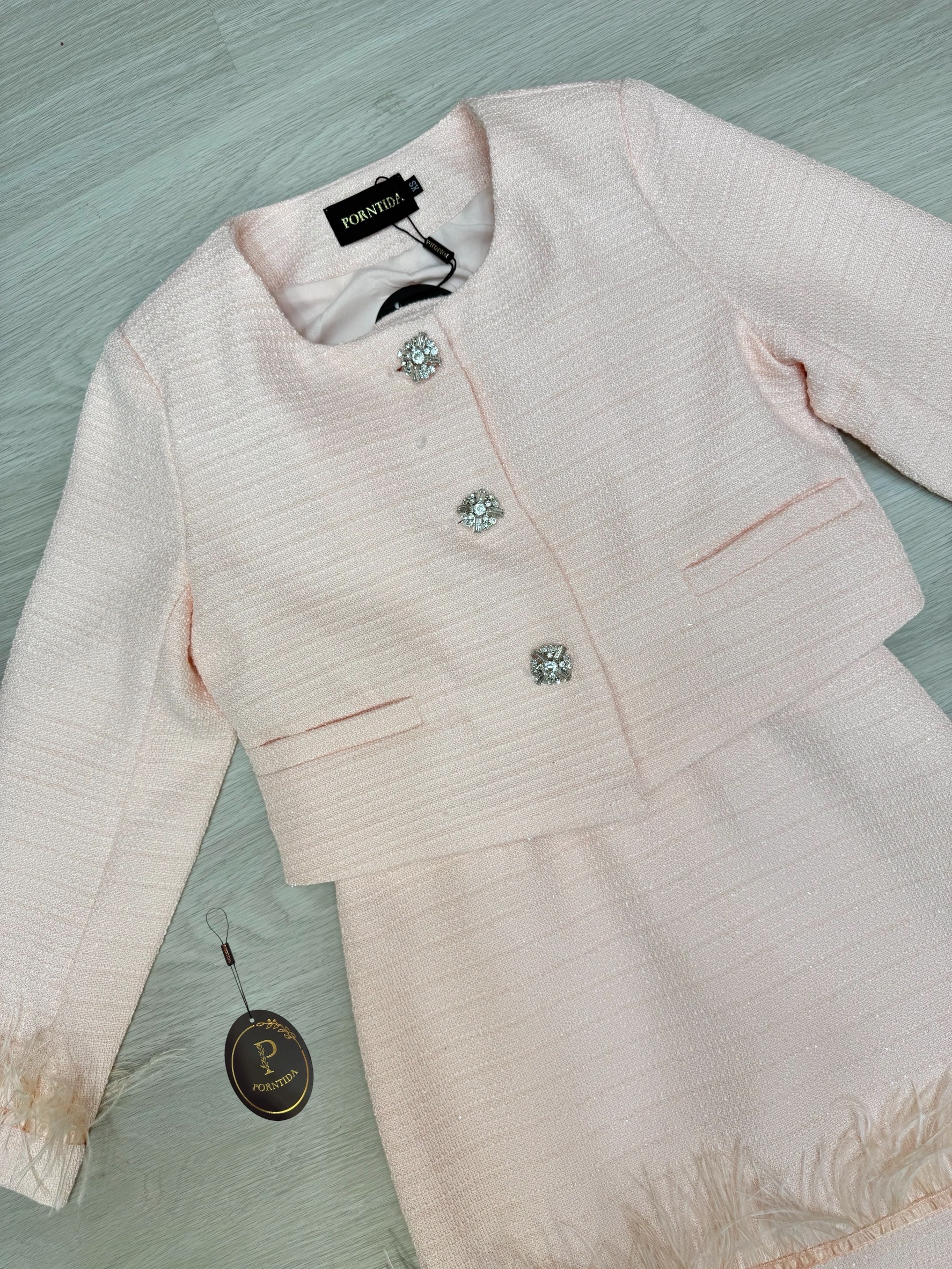 ชุดเซทแฟชั่น ชุดเดรส2ชิ้นผ้าทวีต งานเดรสชมพู มีเสื้อคลุมให้กระดุมเสื้อคลุมด้านหน้ากระดุมเพชร