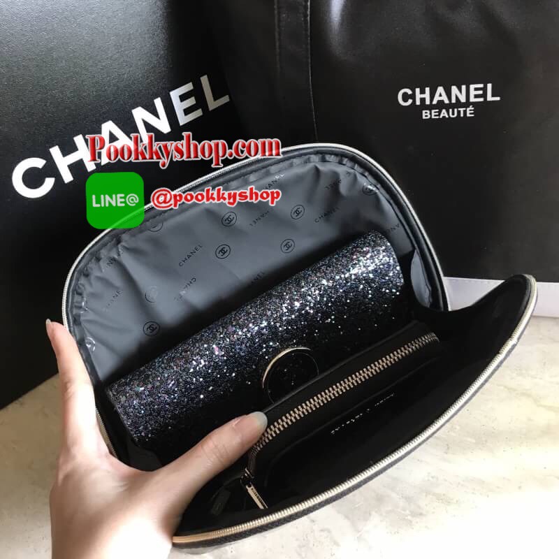 Must Have! Chanel Snowflake Cosmetic Pouch VIP Gift SIZE (L) กระเป๋าอเนกประสงค์พรีเมี่ยมเเท้จาก Chanel Cosmetic Counter วัสดุ PVC เนื้อหนากันน้ำซับในสีดำสกรีนโลโก้แบรนด์สวยหรู ด้านหน้าสกรีน Chanel โดดเด่นที่หัวซิปเป็นคอลเลคชั่น Snowflake zipper สีทองหรูสา