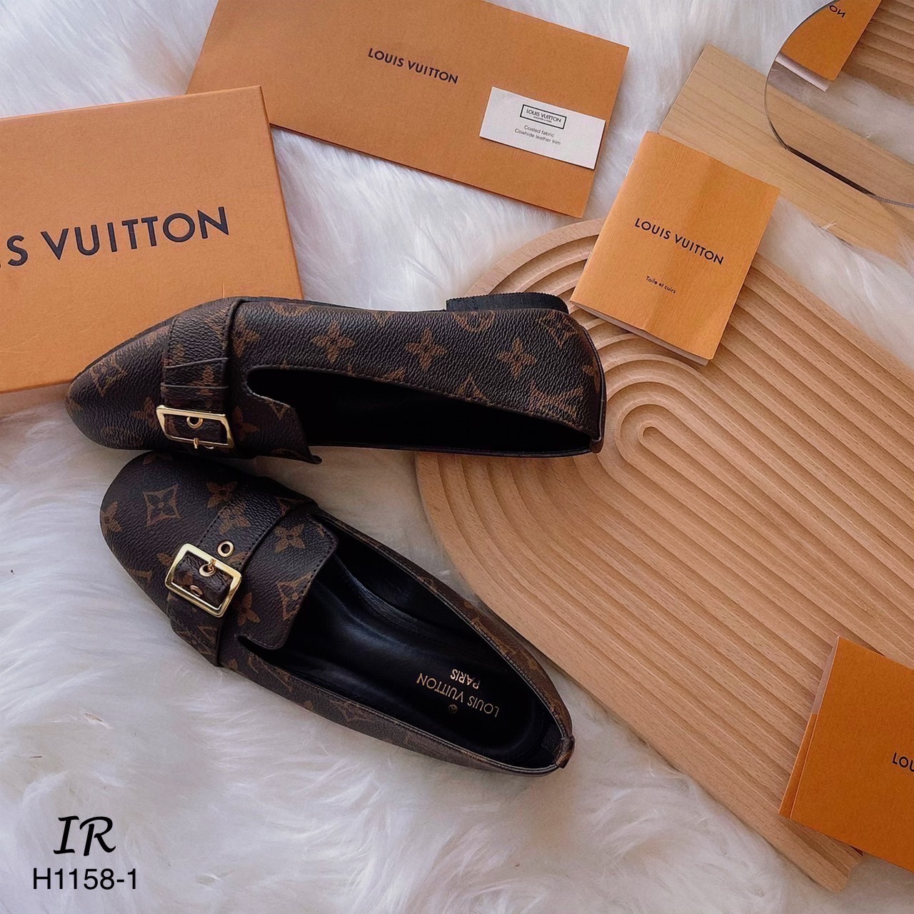 รีพีทแบบขายดี!!! พร้อมส่ง !!! LV คัทชูแต่งอะไหล่ หนังสวยมากกกก พื้นกันลื่น อย่างดี ปั้มแบรนด์งานดี มากค่ะ ถ้าเทียบ คุณภาพ ถือว่าเกินเบอร์เลยค่า