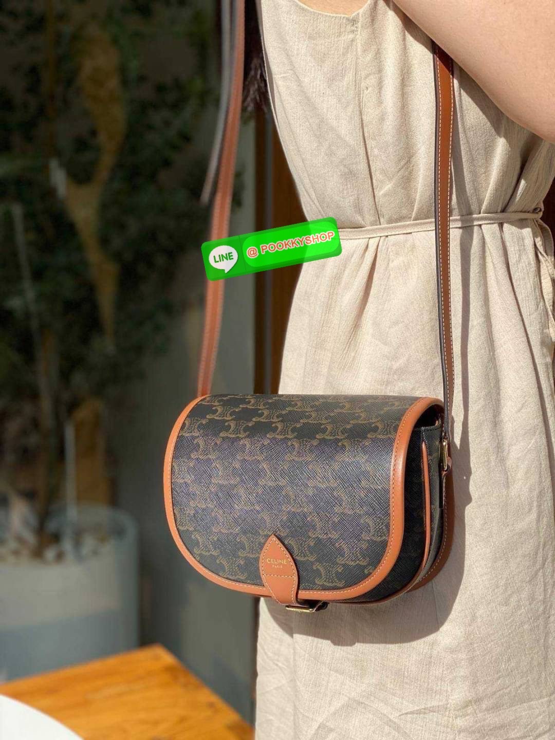 🔆 Model CELINE FOLCO SHOULDER BAG IN TRIOMPHE CANVAS 🔆 Details รุ่นยอดฮิต ขายดีไม่มีตก กับกระเป๋าสะพายข้าง ทรงสวยโดดเด่นเป็นเอกลักษณ์ ดีไซน์โค้งมนสวยงาม เปิด-ปิดกระเป๋าด้วยสายหนัง สายสะพายในตัว ปรับได้ ภายใรเป็นช่องโล่ง แบ่งสัดส่วนไว้อย่าง