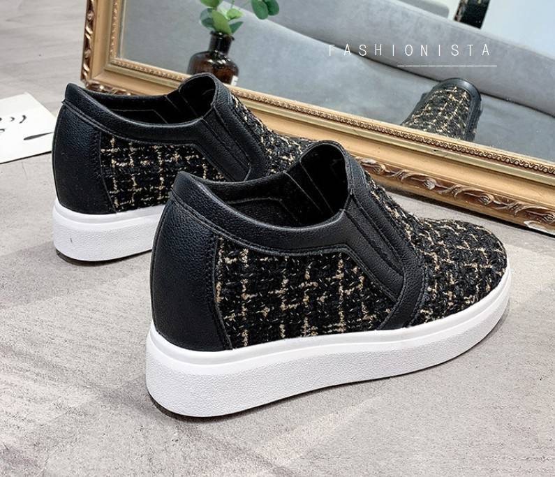 HOT FASHION แฟชั่นเสริมส้นมาแรง!! รองเท้าสลิปออนเสริมส้น 2.5 นิ้ว ทรงสโลป วัสดุเนื้อผ้า Tweed หรูๆ ทอแทรกดิ้นวิ๊งๆ สไตล์แบรนด์ชาแนล แต่งขอบด้วยหนัง pu เนื้อหนาคุณภาพดี มียางยืดเพิ่มความยืดหยุ่นในการสวมใส่ ใส่แล้วดูขาเรียวยาวสุดๆไปเลย ตัวพื้นรองเท้าเป็นยาง