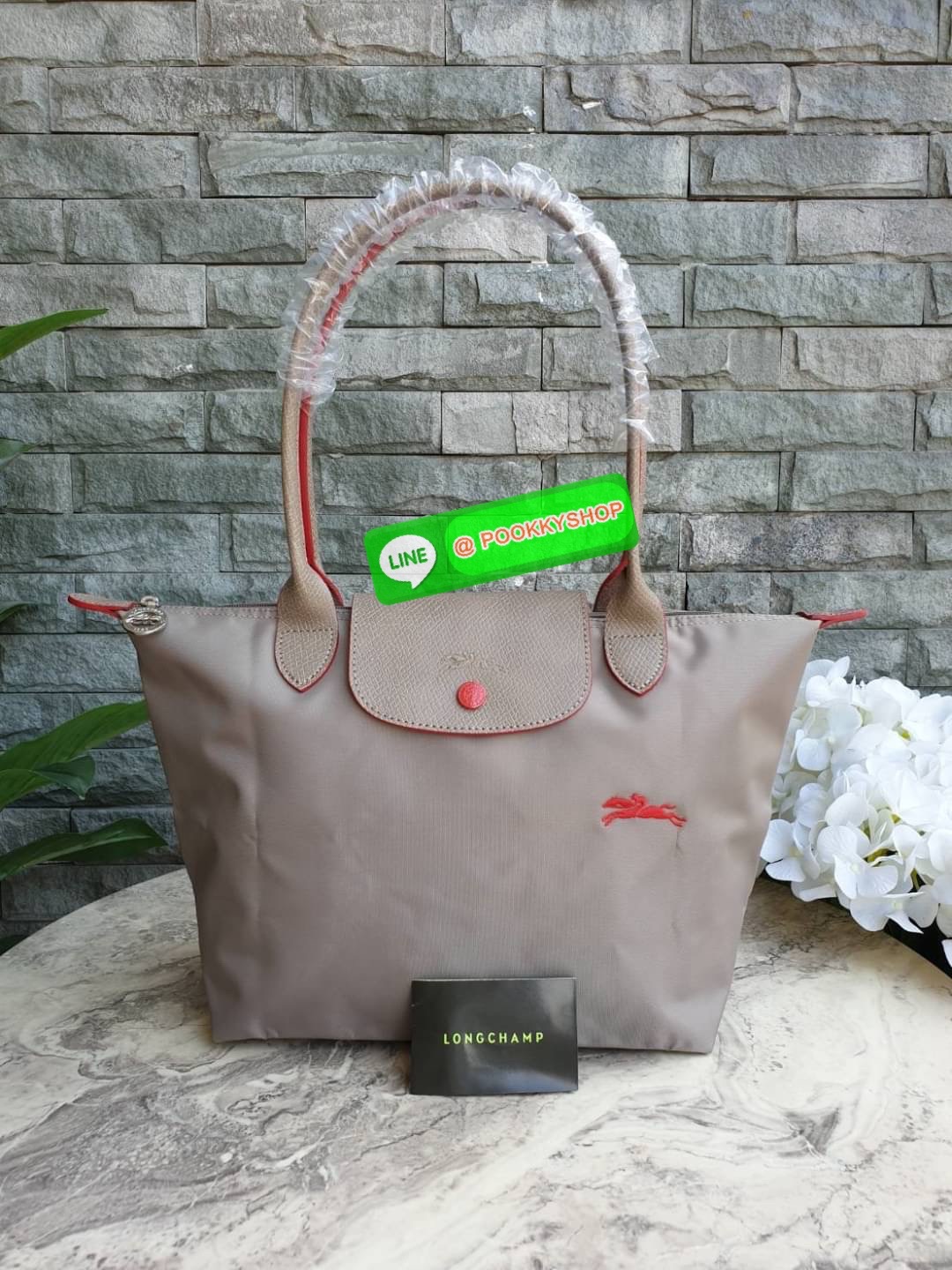 Longchamp Le Pliage Club Tote Bag Size S หูยาว วัสดุเนื้อผ้า Nylon Canvas เคลือบกันนำ้ ตัดด้วยหนังแท้ที่มีน้ำหนักเบา ดีไซน์เรียบง่ายแต่เต็มไปด้วยความคลาสสิก จนเป็นที่ชื่นชอบไปทั่วโลก Longchamp ปรับโฉม LE PLIAGE ด้วยการปักลายรูปม้า-ตราสัญลักษณ์ของแบรนด์บนผ