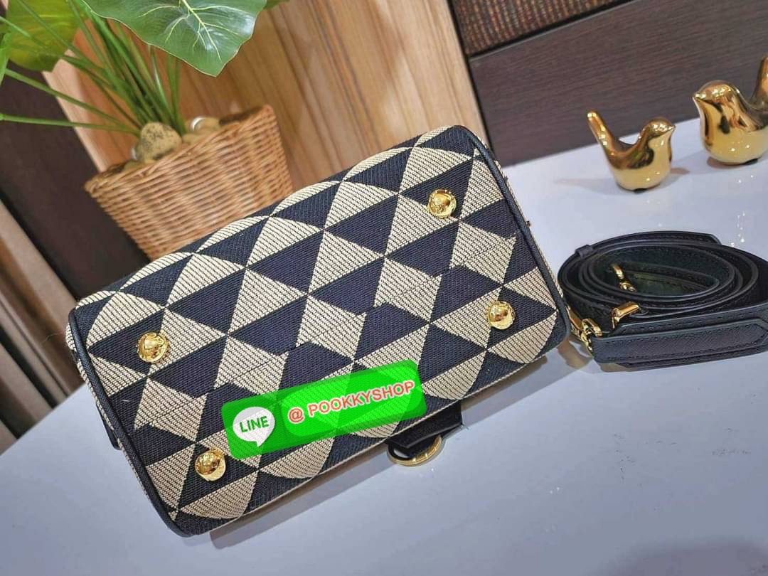 ✴️ห้ามพลาด!✴️PRADA FABRIC MICRO BAG VIP GIFT WITH PURCHASE (GWP) กระเป๋าพรีเมี่ยมกิ๊ฟ Limited จาก PRADA DUTYFREE COUNTER โดดเด่นที่วัสดุ Jacquard Fabric Micro ดีไซน์สวยคลาสสิคขนาดกำลังดี หูกระเป๋าประดับTagแบรนด์ถอดออกได้ ภายในมีโลโก้ ใส่มือถ