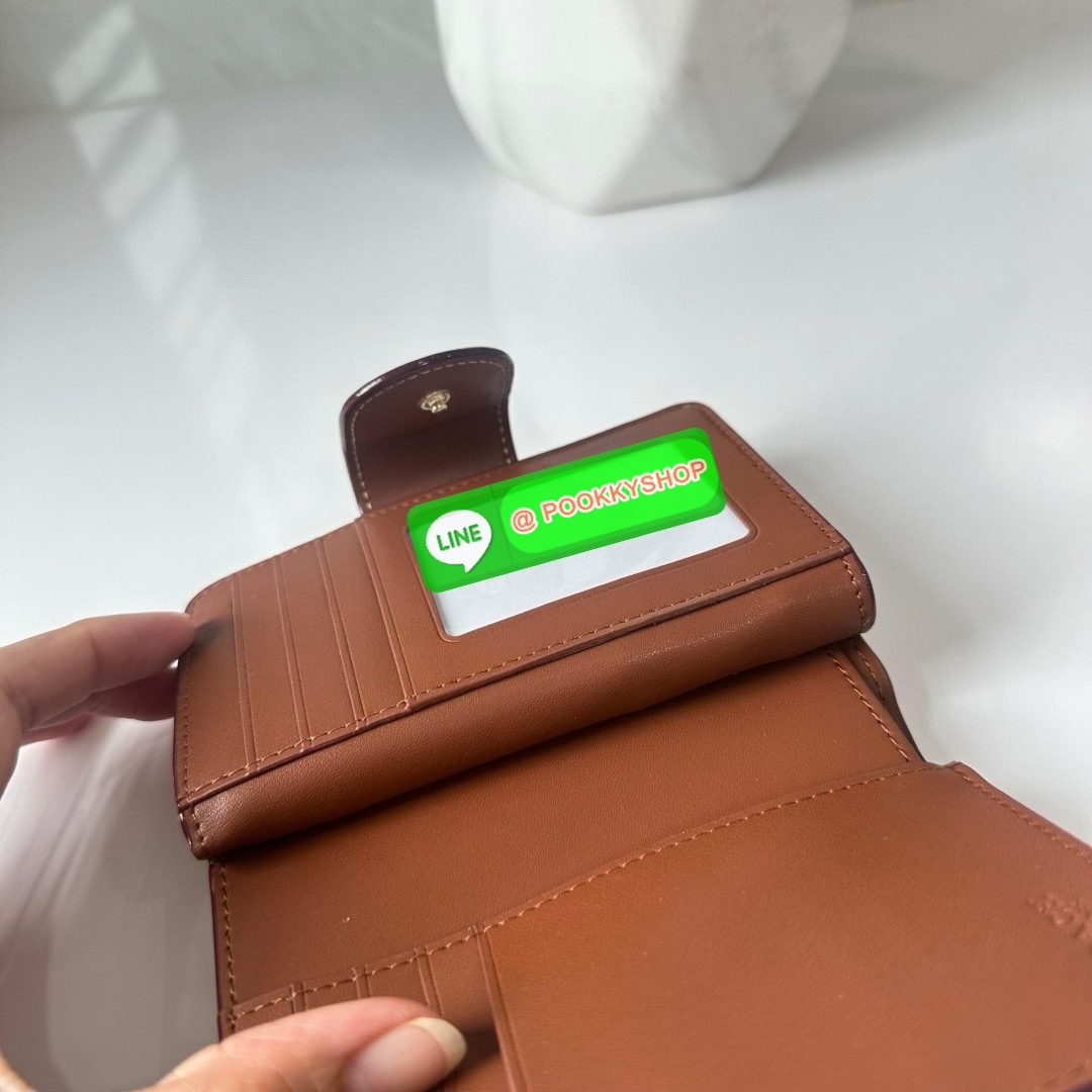 COACH MEDIUM CORNER ZIP WALLET IN SIGNATURE CANVAS WITH FLORAL PRINT(CR935) 🔖กระเป๋าสตางค์ใบกลางคอลเลคชั่นใหม่ปริ้นลายดอกไม้ 🔖วัสดุ:แคนวาสสลับหนังแท้ 🔖เปิด-ปิดด้วยกระดุมแป็ก 🔖ภายในมีช่องใส่บัตร ช่องใส่ธนบัตร และช่องซิป