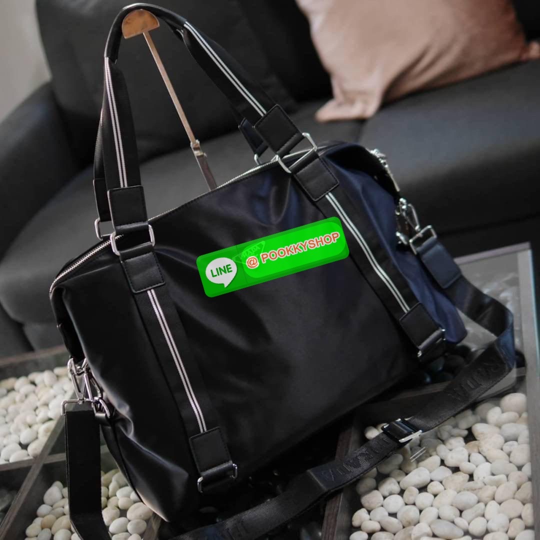 พร้อมส่งที่ไทยอีกครั้งกับ กระเป๋าใบใหญ่ กระเป๋าเดินทางแบบถือ ทรง TRAVEL BAG ใส่ของได้เยอะมาก งานพรีเมียมสมนาคุณแบรนด์ดังอย่าง PRADA ไปต่างประเทศได้สบาย ตัวกระเป๋าทำจากผ้า NYLON เคลือบอย่างดี สามารถกันน้ำได้ อะไหล่เงินทั้งใบ ด้านหน้าประดับโลโก้แบรนด์สุดหรู