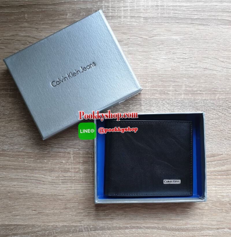 New arrival!!! พร้อมส่ง Calvin Klein Wallet กระเป๋าสตางค์แบบพับ 2 ตอนสำหรับผู้ชาย ตัวกระเป๋าเป็นหนังลวดลายโดดเด่นดูไม่จำเจ ด้านในมีช่องใส่บัตร ใส่ธนบัตรแยกเป็นสัดส่วน ไม่ว่าจะใช้เองหรือเป็นของขวัญก็คุ้มค่าน่าใช้มากค่า