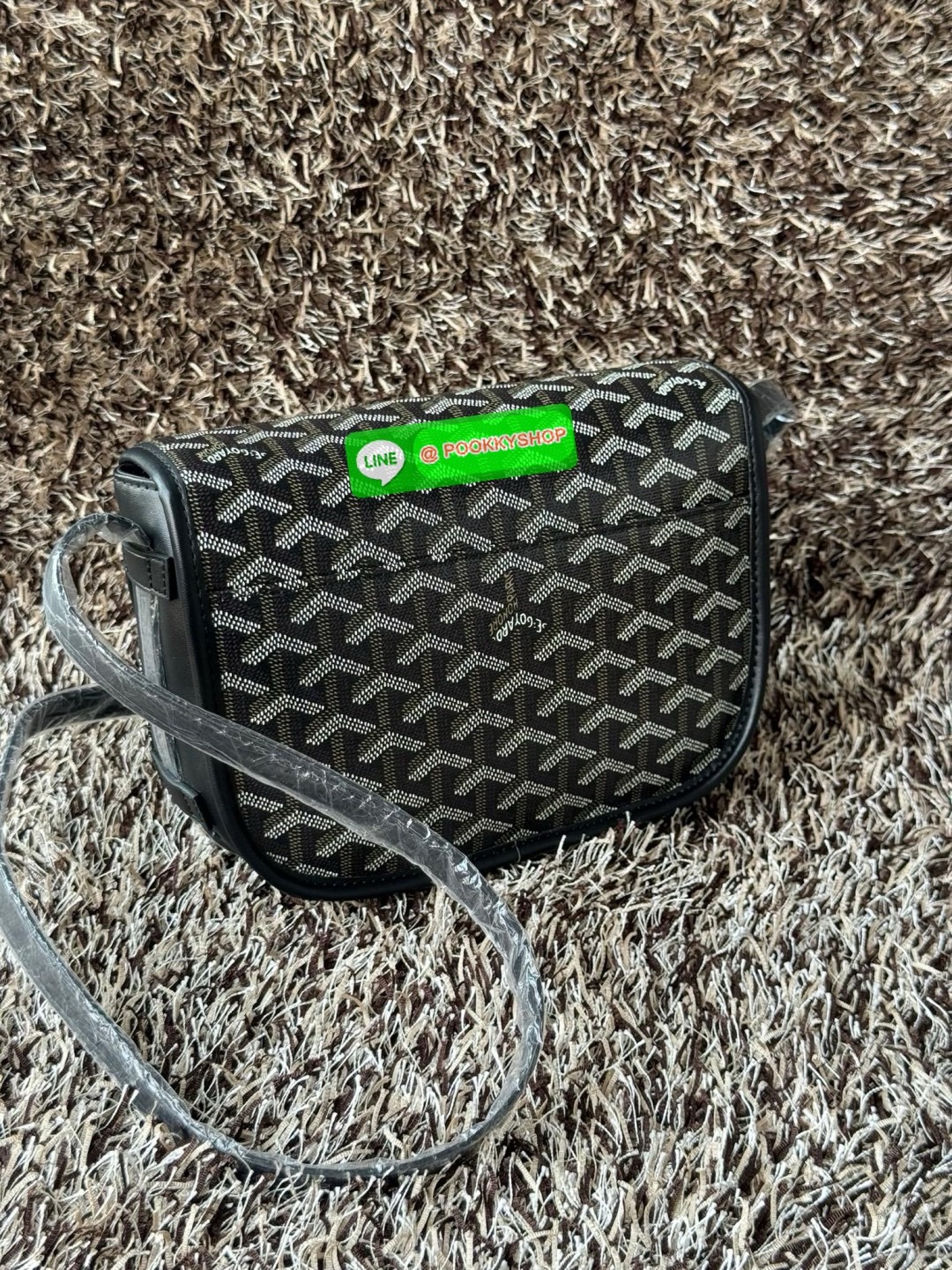 Goyard Belvedere Messenger ถูกออกแบบให้มีน้ำหนักเบาเพื่อความคล่องตัวสามารถใส่สิ่งของ ได้อย่างสบายและถือได้ว่าเหมาะอย่างยิ่ง สำหรับการใส่หลากหลายโอกาสด้วยสายสะพายแบบสะพายข้าง และฝาปิดกระเป๋าทั้งสองฝั่งที่แน่นหนา และยังมีการเพิ่มลูกเล่นด้วย ช่องใส่ของทางด้า