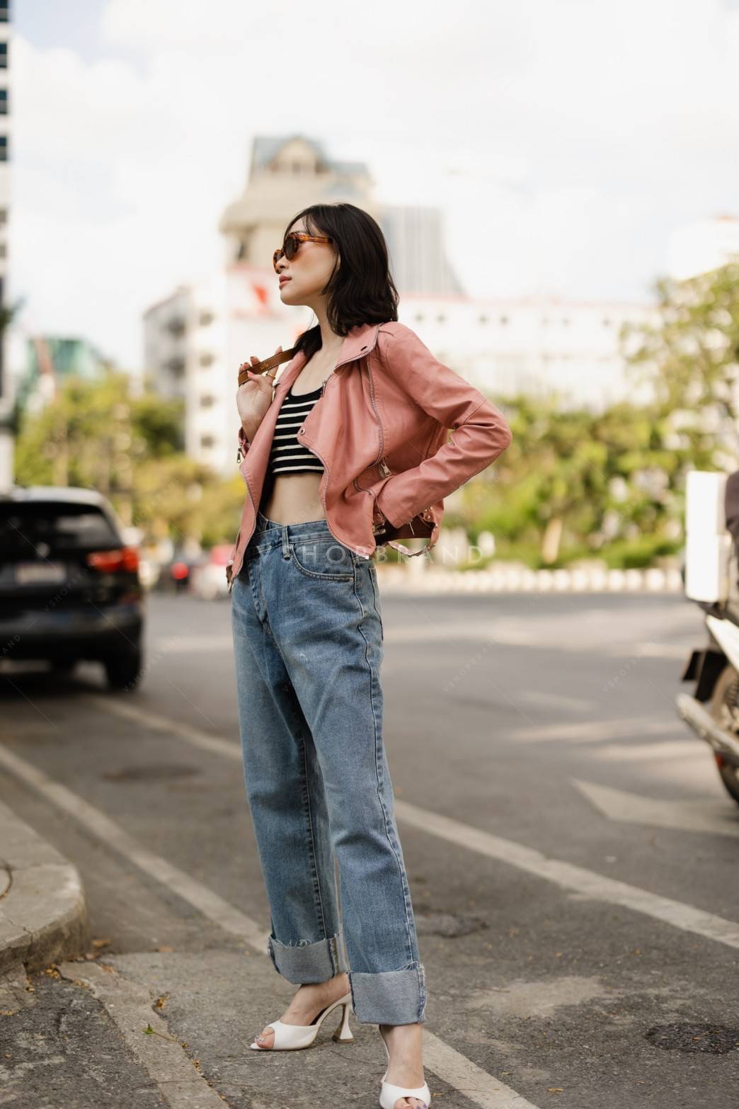 แจ็คเก็ตหนัง pvc เนื้อดีนิ่มๆใส่สบาย แต่งดีเทลสุดชิคด้วย ซิปแขนข้าง พร้อมเชือกคาดเอวล่าง ให้ลุคสาว swag มากๆเลยค่ะ