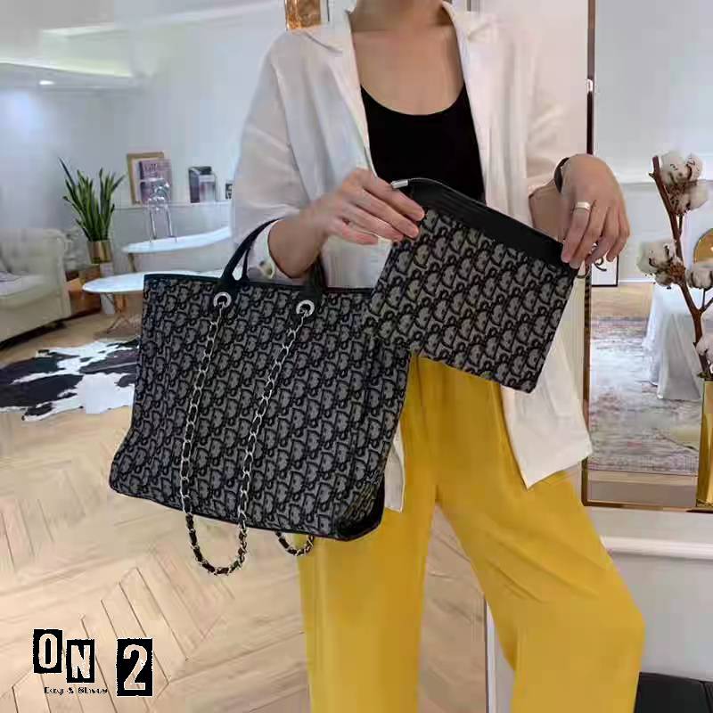 กระเป๋าชอปปิ้งปากซิปแบรนด์ dior วัสดุตัวกระเป๋าทำจากผ้าลาย dior สายสั้นเป็นหูจับทำจากหนังผสมสีดำ สายยาวเป็นสายโซ่ร้อยหนังสะพายชึ้นไหล่ได้ กระเป๋าเป็นปากซิป