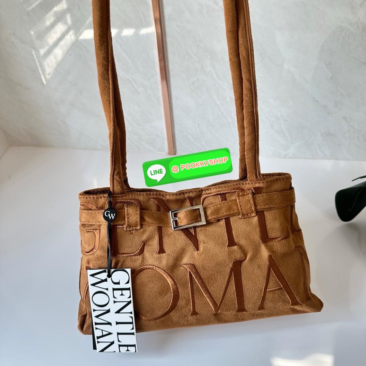 GENTLEWOMAN SUEDE BALLERINA BAG 🔖กระเป๋า Ballerina Bag ในวัสดุหนังกลับ (suede edition) พร้อมโลโก้ปักสีเดียวและรายละเอียดหัวเข็มขัด ทำให้ดูเก๋มีสไตล์โดดเด่น 🔖วัสดุ: หนังกลับ 🔖เปิด-ปิดแบบสแน๊บแม่เหล็ก ภายช่องโล่งกว้างจุของได้เยอะ