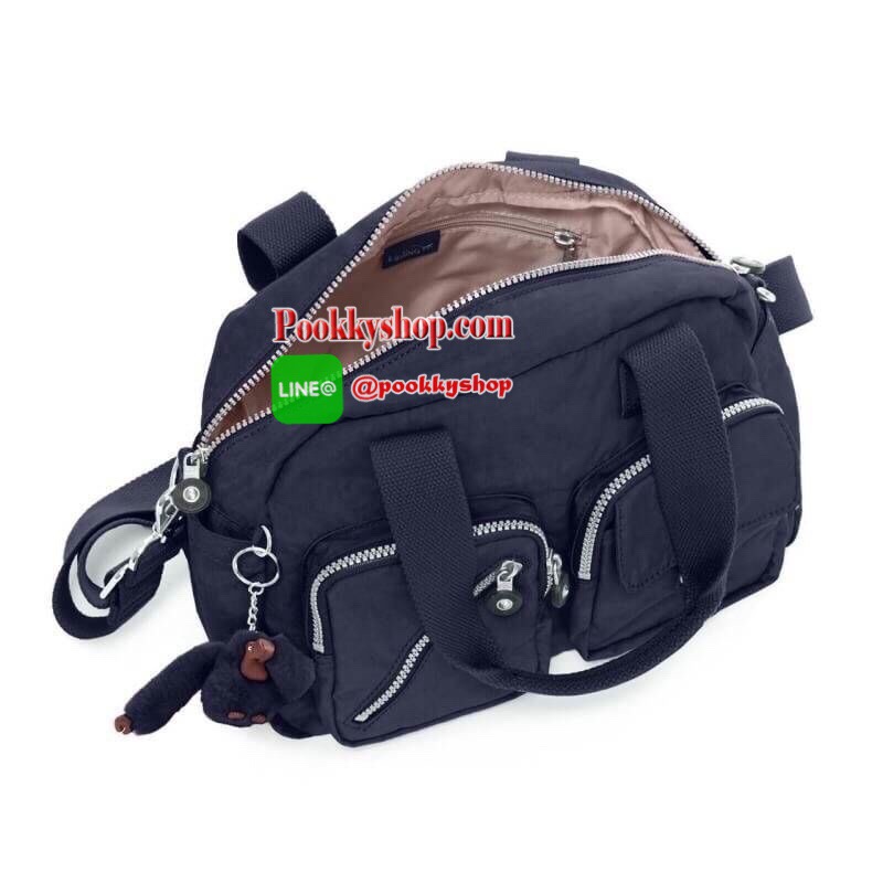 Kipling Women’s Defea Top-Handle Bag กระเป๋าถือหรือสะพายทรงตั้งสวย มีช่องใส่ของแยกเป็นสัดส่วนทั้งด้านในและนอก มีสายสะพายถอดและปรับความยาวได้ฟรีไซส์ มาพร้อมพวงกุญแจลิง น่าใช้คุ้มค่ามากๆจ้า
