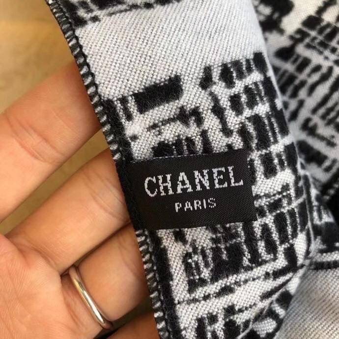 Chanel Shawl Wrap Scarf (With Box) ผ้าคลุม ผ้าพันคอ เนื้อนุ่ม Chanel VIP Premium Gift มาพร้อม กล่องแบรนด์ กระดาษของขวัญแบรนด์ ถุงกระดาษแบรนด์ ริบบิ้น ดอกคามิเลีย จะซื้อใช้เอง ก็ควรมีติดตู้ หรือ เป็นของขวัญก็เหมาะสุดๆ ไปเลยค่า
