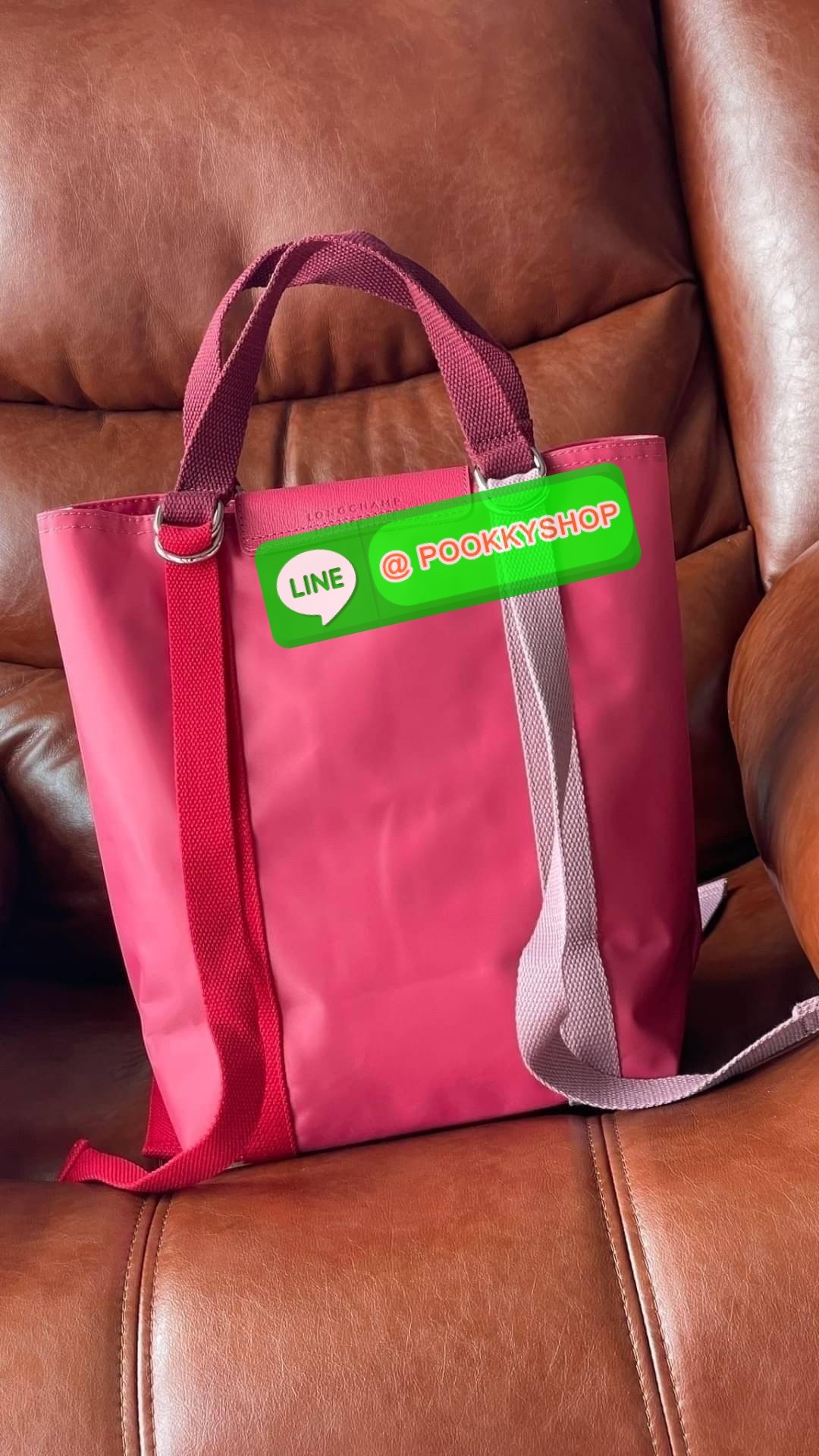 💕LONGCHAMP LE PLIAGE RE-PLAY Tote bag S เป็นอีกรุ่นที่น่าสนใจในการออกแบบ กระเป๋าโท้ทแนวตั้งที่กว้างขวางมีน้ำหนักเบา ใช้งานได้จริง ปิดด้วยกระดุมแป๊กและสามารถถือด้วยมือ สะพายไหล่ และสะพายข้างลำตัว Le Pliage Re-Play เวอร์ชันใหม่นี้ยังคงเติมชีวิตชีวา
