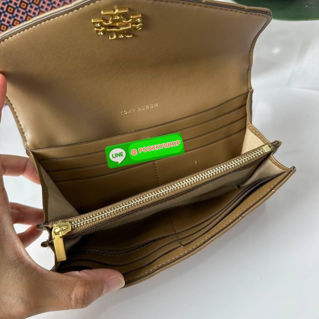 TORY BURCH KIRA CHEVRON POUCH KEY FOB 📍กระเป๋าสตางค์ใบยาว รุ่นใหม่ ทรงคลาสสิค 📍เปิด-ปิดด้วยอะไหล่บิดล็อค 📍ภายในมีช่องซิปตรงกลางสำหรับใส่เหรียญ ช่องใส่ธนบัตรและช่องใส่บัตร 📍วัสดุหนังแกะแท้ 📍จัดระเบียบกระเป๋าสตางค์ได้