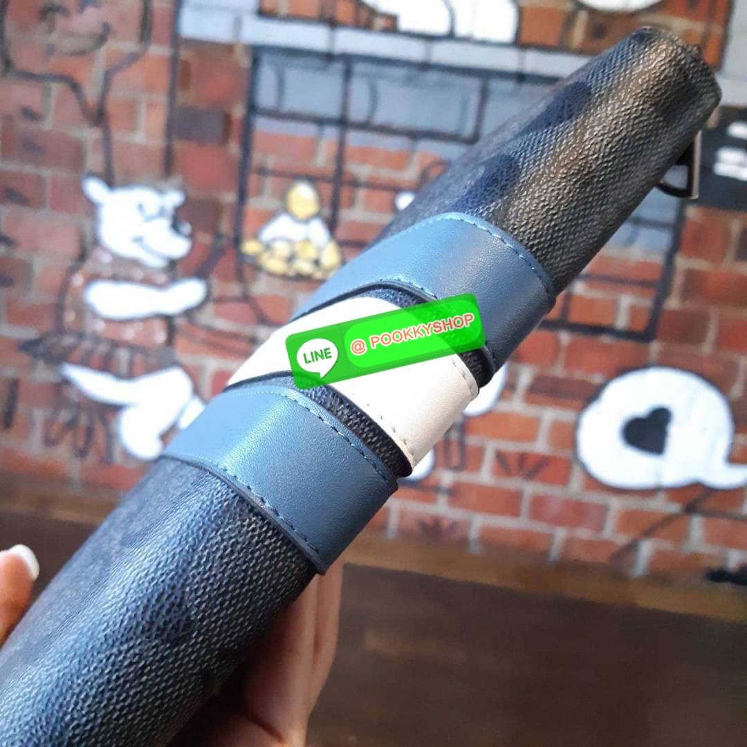 COACH F26070 MEN LONG WALLET IN SIGNATURE CANVAS WITH VARSITY STRIPE รุ่นใหม่ล่าสุด!! กระเป๋าสตางค์แถบฟ้าขาวใบยาว ดีไซน์ใหม่ สวยดูหรู ถือใช้กำลังเหมาะมือ วัสดุหนังแคนวาสเคลือบลาย เปิด-ปิดด้วยซิปรูดรอบใบ ด้านในเป็นหนังแท้ ใส่บัตรได้เยอะ ใส่ธนบัตรได้ทุกชนิด