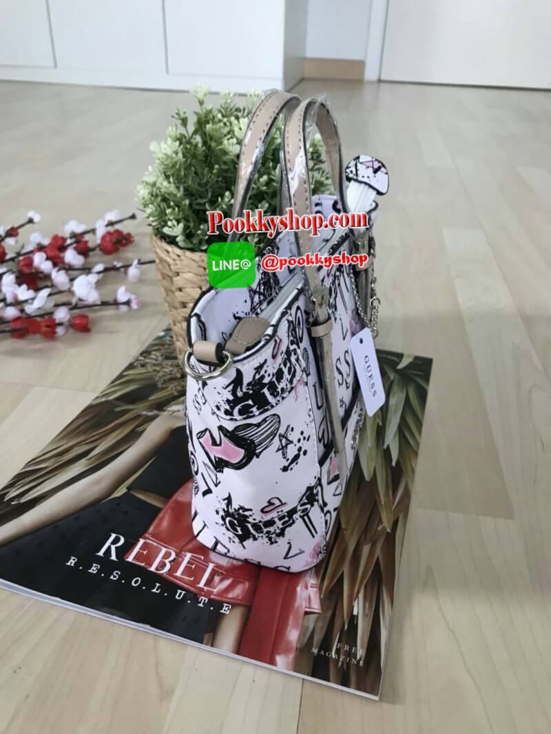 พร้อมถุงผ้า GUESS saffino คอลเลคชั่น2017 สวยเด่นกว่ารุ่นเก่าตรงที่เล่นลวดลายบนกระเป๋า ทำให้ดูสดใสในข่วงซัมเมอร์ มีพวงกุญแจโล้โก้ สายสะพายยาวปรับระดับได้ ภายใน มีช่องซิป ใส่กระเป๋าสตางค์ขนาดเล็กได้ มาพร้อมกับถุงผ้า