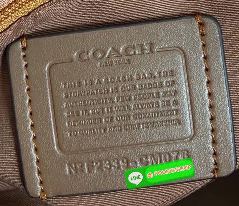 รุ่น: Coach CM076 – Gallery Tote In Signature Canvas • รายละเอียด: กระเป๋าทรง Tote รุ่น Gallery ลาย Signature Canvas คลาสสิก ตัดขอบหนังแท้สีดำเข้ม สายสะพายคู่ปรับระดับได้ ภายในกว้าง ใส่ของทำงานหรือเรียนได้สบาย มีช่องซิปหลัก 1 ช่อง และช่องเสริมด้านในอีกหลา