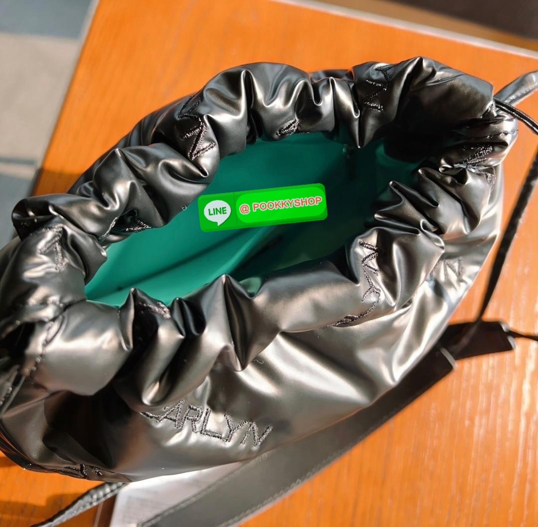 CARLYN TWEE MINI BAG #ไม่มินิตามชื่อจ้าา😘 💌พร้อมส่ง!สวยฉ่ำๆทุกสี ไม่มีไม่ได้แล้วจ้าา📌 ✔️กระเป๋าวัสดุไนล่อนอย่างดี นิ่มฟู ปักลายแบรนด์อันเป็นสัญลักษณ์ของรุ่นทั้งใบสวยงามค่ะ