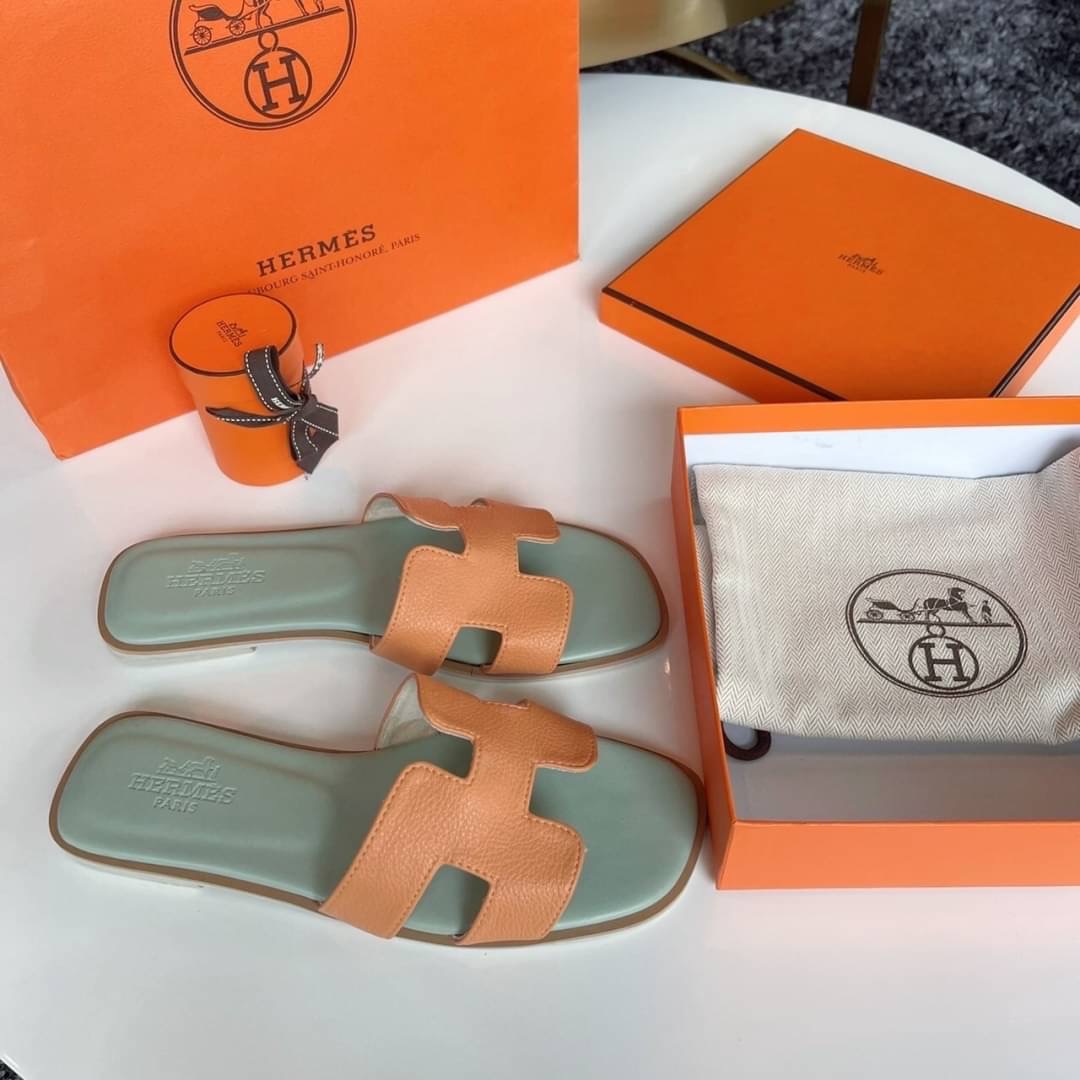 พร้อมส่ง รองเท้าแตะ Hermès สีพาสเทล ตัวใหม่ล่าสุด สีน่ารักมากกทุกสี คัดสีออกมาแล้วแมสที่สุด ให้เข้ากับเท้าสาวๆ ขับผิวมากคะ พื้นปั้มแบรนด์