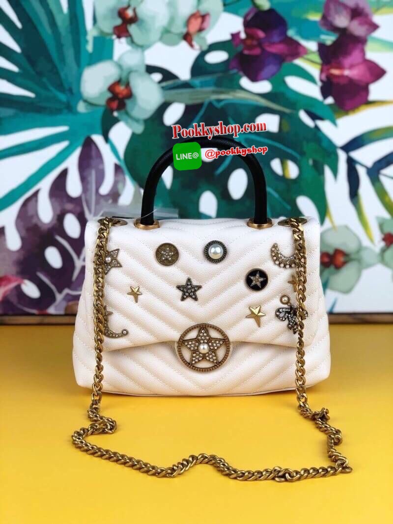 LYN ABSOLUTE DREAM กระเป๋าถือ/สะพายสายโซ่สีคลาสสิค วางอยู่ทรง มีหมุดรองฐาน 4 มุม ตัวกระเป๋าเดินด้ายลายเชฟรอนพร้อมประดับลายน่ารัก เปิดปิดด้วยกระดุมแม่เหล็ก ด้านในแบ่งเป็น 2 ช่องใหญ่ จุของพอสมควรค่ะ ใส่ iPhone plus/กระเป๋าเงินใบกลางได้เหลือๆ เลยค่ะ สายสะพาย