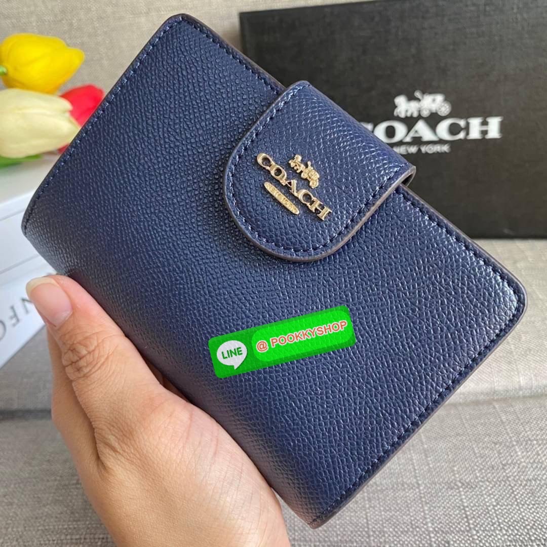 COACH 6390 MEDIUM CORNER ZIP WALLET กระเป๋าสตางค์ใบกลาง สีพื้นเรียบหรู วัสดุcrossgrain ภายในมีช่องใส่บัตรและธนบัตรได้ทุกชนิด มีช่องซิปใส่เหรียญ ขนาดกะทัดรัดพกพาง่าย คนชอบจัดระเบียบกระเป๋าสตางค์แนะนำเลยจ้า