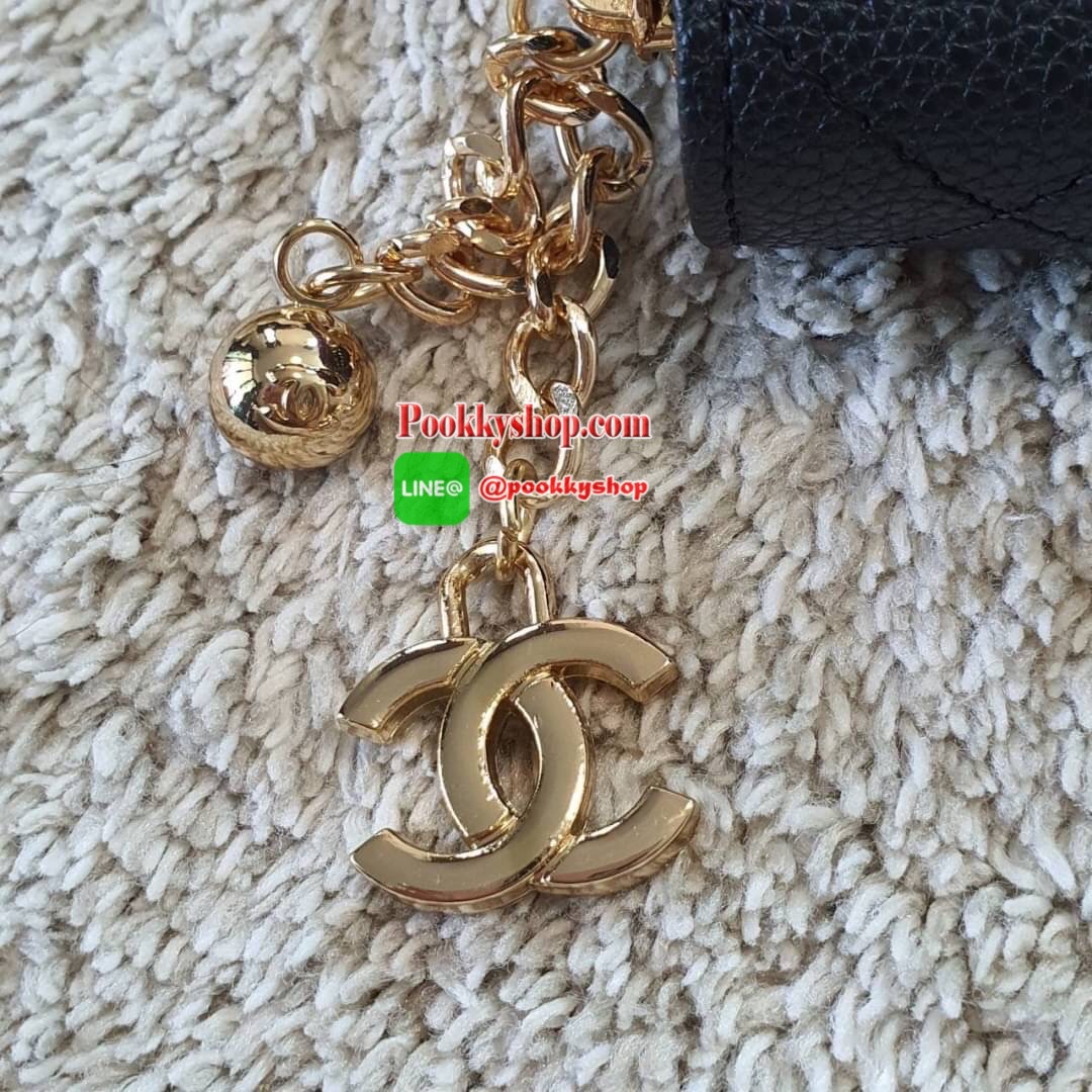 NEW ARRIVAL ~~ พร้อมส่งที่ไทยแล้วค่ะ♡♡ กับ กระเป๋าสตางค์ใบสั้นรุ่นพับ แนะนำรุ่นนี้คะ งานพรีเมี่ยมกิ้ฟท์จากเค้าเตอร์ต่างประเทศ ทรงมินิน่ารักกก หนังสัมผัสลายคาเวียร์ด้าน จากแบรนด์ CHANEL (GWP) ด้านหน้ามีโลโก้แบรนด์ CC สีทองหรู อะไหล่สีทองทั้งใ