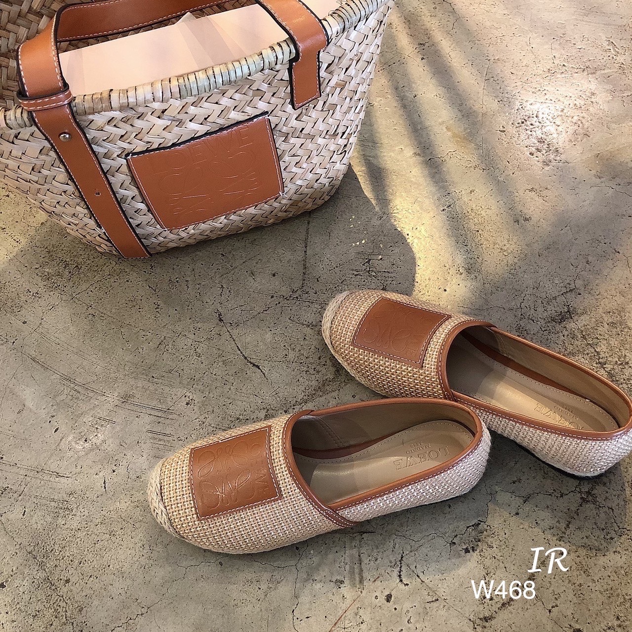 รีพีทแบบขายดี!!! พร้อมส่ง ปีนี้ ใครไม่รู้จัก Loewe คือพลาดมาก แบรนด์ดังจากเยอรมัน สวยมาก แกรนมาก น่ารักมาก ตอนนี้ งานสาน กระสอบคือปังมากคะ ปีนี้