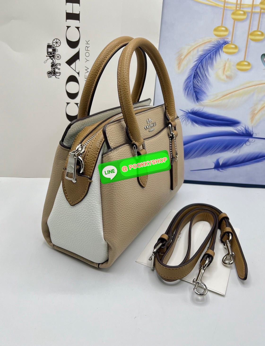 Coach CH289 Mini Darcie Carryall Leather Sandy Beige Multi ลมหายใจใหม่ของความหวานแบบเรียบง่ายในกระเป๋าใบนี้ ถือก็หวาน สะพายก็สุภาพ มิกซ์ง่ายกับทุกชุด ใบนี้ไม่ต้องพยายาม ก็กลายเป็นคนที่มีเสน่ห์ในแบบของตัวเองได้เลยค่ะ