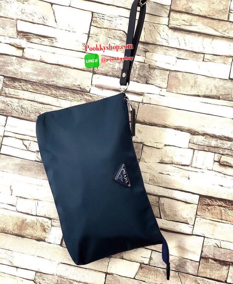 MUST HAVE! PRADA NYLON GIFT WITH PURCHASE CROSSY BAG กระเป๋าคล้องมือ พรีเมี่ยมกิ้ฟจากเคาน์เตอร์ต่างประเทศรุ่น Limited วัสดุ Nylon เนื้อหนาคุณภาพดีตามแบบฉบับแบรนด์ เปิดปิดด้วยซิปขนาดกำลังดีด้านหน้าประดับโลโก้แบรนด์หรู ด้านหลังมีช่องซิปอีก1 ช่องภายในมีช่องซ
