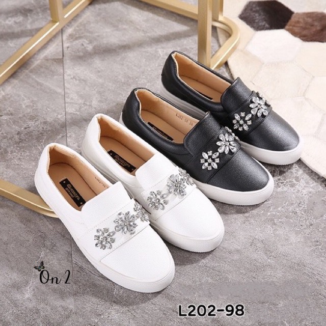 แบบใหม่ รองเท้าผ้าใบหนัง งานแฟชั่นสไตล์แบรนด์คู่นี้หนังนิ่มนะจ๊ะ ทรงสวยหน้าประดับคลิสตัลรูปดอกไม้ด้านในนิ่ม ใส่สบายพร้อมส่ง2สี