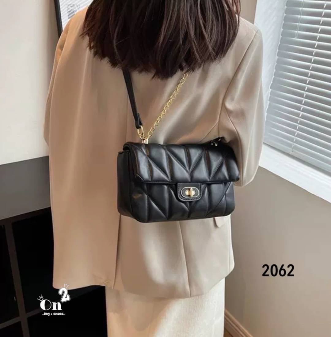 NEW-IN 🤎 หลงรักตั้งแต่แรกเห็นนน สั้นๆ “ของมันต้องมี” งานสไตล์แบรนด์ ขนาดกำลังดี ✔️ใส่คสอ. ✔️ใส่มือถือได้ครบค่า เอาจิงคือ ดีทุกสีสวยหรู ไม่สั่งยังไงไหววว