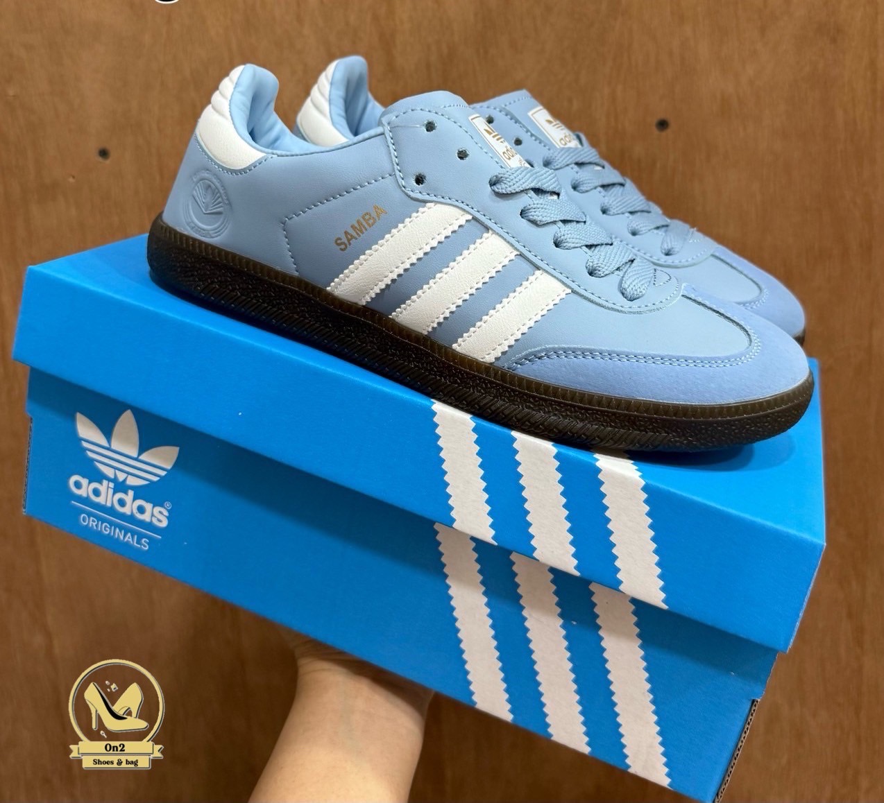 Adidas Samba รองเท้ารุ่นตำนาน จากใส่เตะบอล แต่กลับกลายมาเป็นไอเทมแฟชั่นระดับโลกSamba มาในทรงวินเทจสุดคลาสสิก พื้นยางทรงหมากฝรั่งกับแถบ 3 เส้นเอกลักษณ์ของแบรนด์ ให้ลุคเท่แบบสตรีทสไตล์ ใส่สบาย ใส่ได้ทุกวัน ไม่ว่าจะจับคู่กับกางเกงยีนส์ เสื้อยืด หรือชุดเดรสก็