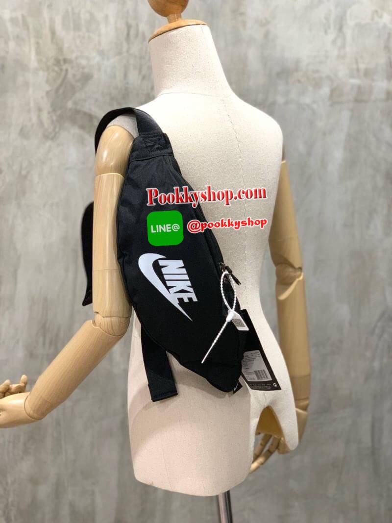 NIKE HERITAGE WAIST BAG (BA5750-010) กระเป๋าทรงคาดเอวและคาดหน้าอกสไตล์สปอร์ต เปิดปิดด้วยซิปคู่ ภายในใส่กระเป๋าสตางค์ยาวได้ ด้านหน้าสกรีนโลโก้แบรนด์ สายคาดปรับความยาวได้ฟรีไซส์ น้ำหนักเบา จะสะพายคาดอกช้อปปิ้งหรือจะวิ่งออกกำลังกายก็ได้คร้า!!
