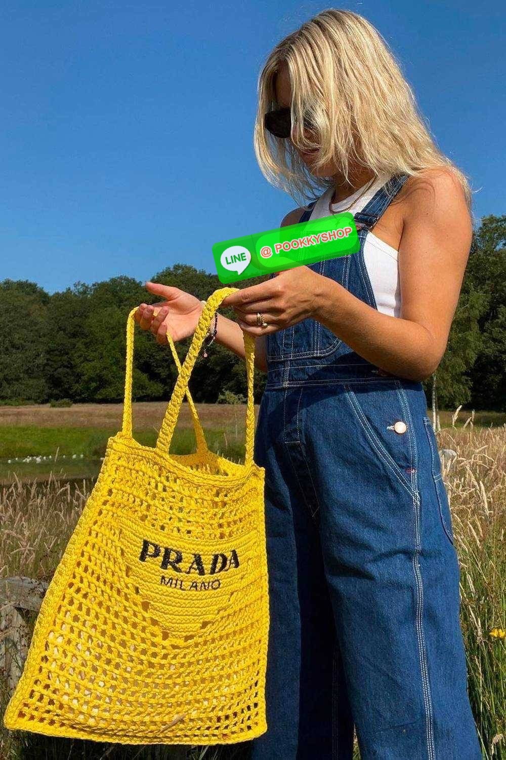 PRADA RAFFIA TOTE BAG สวยไม่ซ้ำใคร สไตล์บีช เหมาะมากกับการสะพายไปเที่ยวทะเล หรือจะใช้ในวันสบายๆก็ตอบโจทย์ กับกระเป๋าสะพายสานใบใหญ่ ตัวกระเป๋าเป็นวัสดุสังเคราห์จากธรรมชาติ สานทอเต็มใบออกมาเป็นลวดลายสวยงาม มีกระเป๋าซับในให้ สำหรับใส่ของเป็นสัดส่วน และรูดปาก