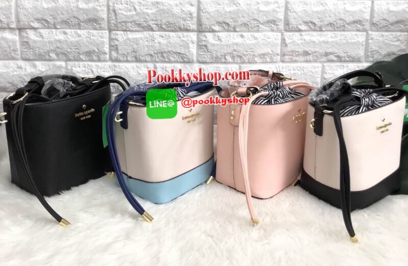 New arrival!!! Katr spade new york cameron street pippa bag 2018 พร้อมส่ง รุ่นใหม่ล่าสุดค่ะ!!! กระเป๋าวัสดุหนังซาฟเฟียโน่ ทรงถัง สามารถถือได้ สะพายข้างได้ค่ะ ด้านหน้าติดอะไหล่แบรนด์ ปากกระเป๋าเปิดปิดแบบหูรูด แบบหนังห้อยยาวลงมา หนังรูดง่ายมากค่ะ ภายในกระเป