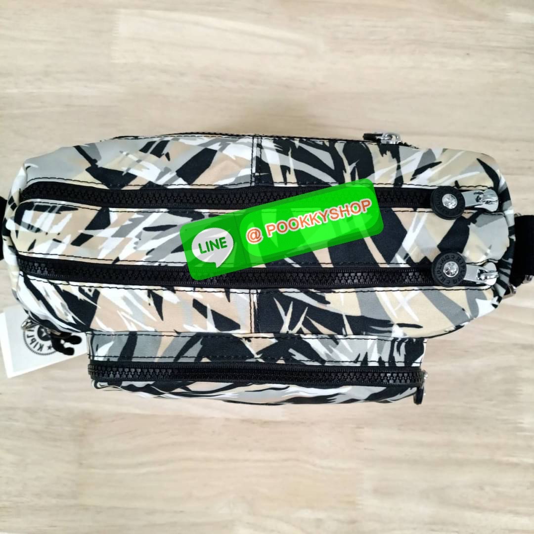 KIPLING RETH CROSSBODY BAG วัสดุ Nylon+polyester กระเป๋าสะพายข้างหรือ สะพาย Crossbody ได้ เปิด-ปิด ด้วยซิปปั๊มแบรนด์ที่หางซิป พร้อมช่องช่องหน้าแยกใส่ของใช้เล็กๆ น้อยๆ ได้ ช่องหลัก 2 ช่อง ด้านในโล่งกว้าง สามารถจุสัมภาระได้เยอะ มีช่องซิปด้านในและสายคล้องพวง