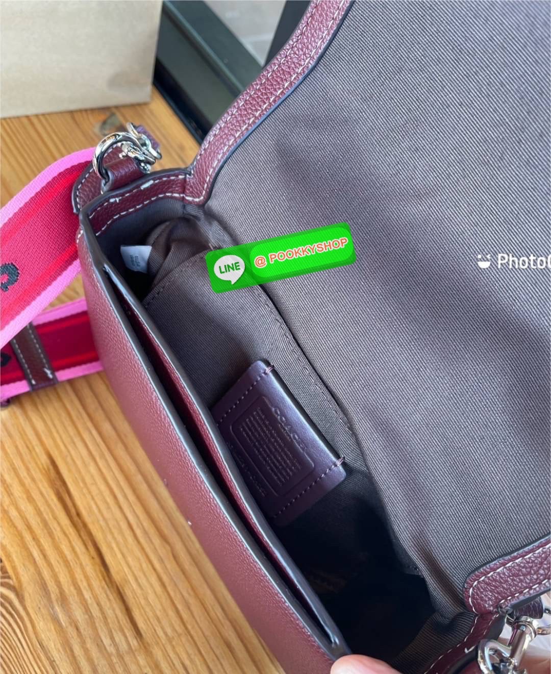 COACH CH483 – Camera Bag Strap Logo สุดจี๊ด รุ่นยอดนิยม โดดเด่นด้วยสายสะพายผ้าแถบโลโก้ COACH สีน้ำตาล -ดำ สะดุดตาไม่ซ้ำใคร! ดีไซน์ทรงกล่องกระทัดรัด ใส่มือถือ กระเป๋าสตางค์ และของใช้ประจำวันได้ครบ วัสดุ Signature coated canvas + หนังแท้ มาพร้อมฮาร์ดแวร์ทอง