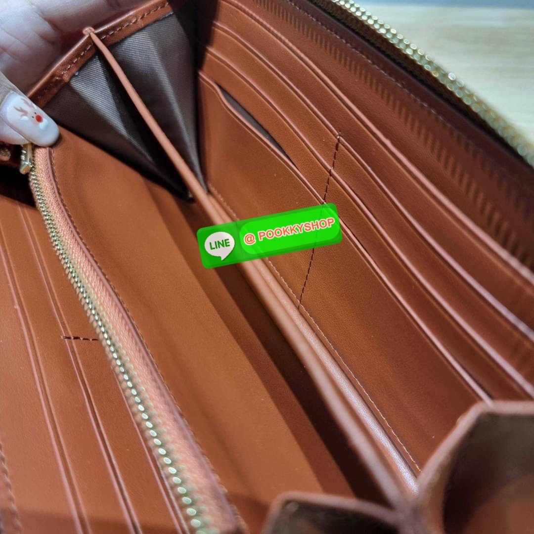 COACH CF218 COACH × PEANUTS LONG ZIP AROUND WALLET IN SIGNATURE CANVAS WITH PATCHES ใหม่ล่าสุด กับกระเป๋าสตางค์ใบยาวกึ่งคล้องมือ สวยดูแพง ดีไซน์ตกแต่งแพทช์เหล่าการ์ตูนยอดฮิต คลาสสิคไม่มีเอาท์ คมชัดมีเลเยอร์ วัสดุหนังแคนวาสเคลือบผิว ดูแลรักษาง่าย มาพร้อมสา