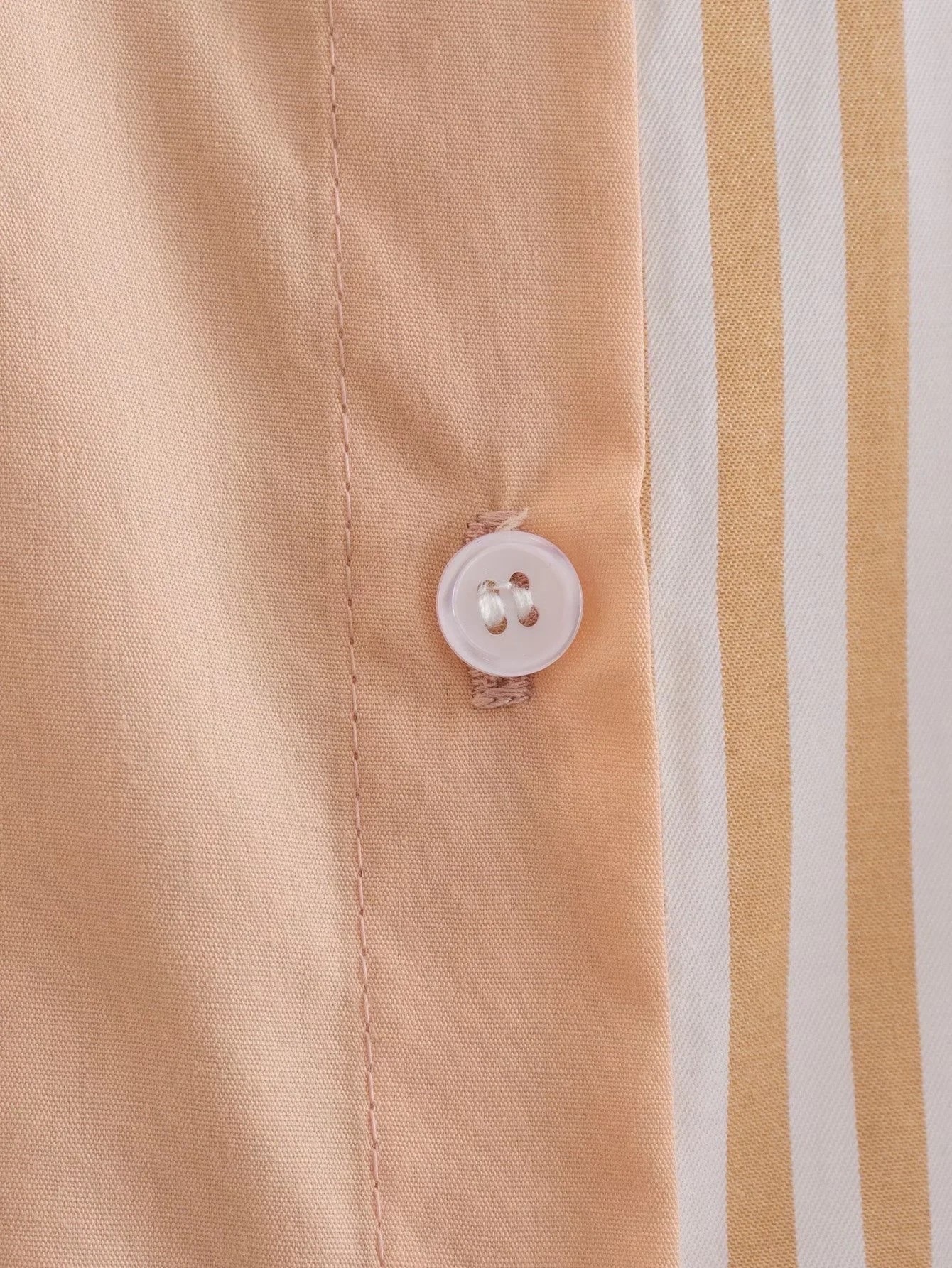 ::: apricot striped shirtdress ::: เดรสทรงเชิ๊ตตัวยาวคอปก แต่งกระดุมหน้า พร้อมเชือกผูกเอว ลายผ้ามีลูกเล่นลายริ้วสลับกับผ้าพื้นเรียบ สีส้มอ่อนๆออกพีชๆ น่ารักๆ