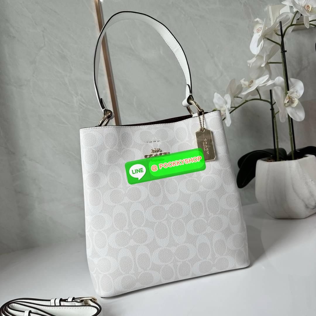 COACH TOWN BUCKET BAG IN SIGNATURE CANVAS (COACH 91512) 🔖 กระเป๋าสะพาย/ถือบัคเกต รุ่นคลาสสิคตลอดกาลไม่เอ้าท์ 🔖วัสดุ: แคนวาส ตัดหนังแท้ 🔖เปิด-ปิด กระเป๋าด้วยกระดุมแม่เหล็ก ภายในช่องโล่ง มีช่องซิปแบ่งตรงกลาง แยกเก็บของได้อย่างเป็นสัด