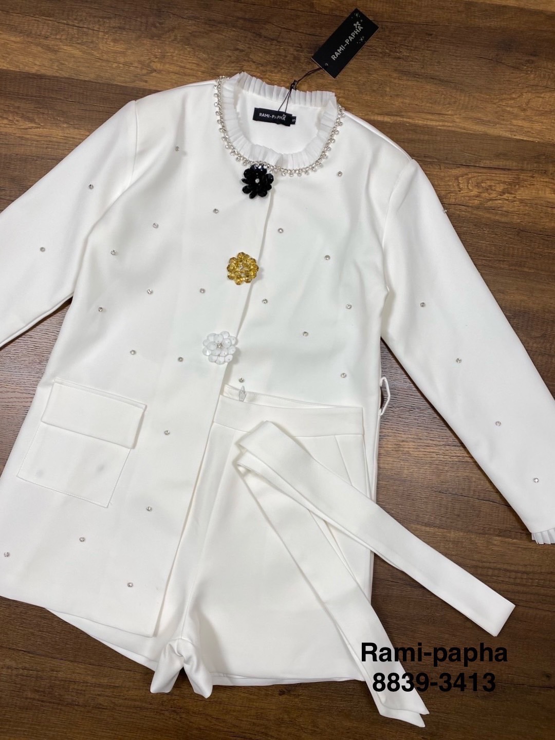 ชุดเซทแฟชั่น ชุดเซต เนื้อผ้างานสูทอย่างดี สวมใส่สบาย เสื้อแขนยาวดีเทลแต่งระบายรอบคอและปลายแขน