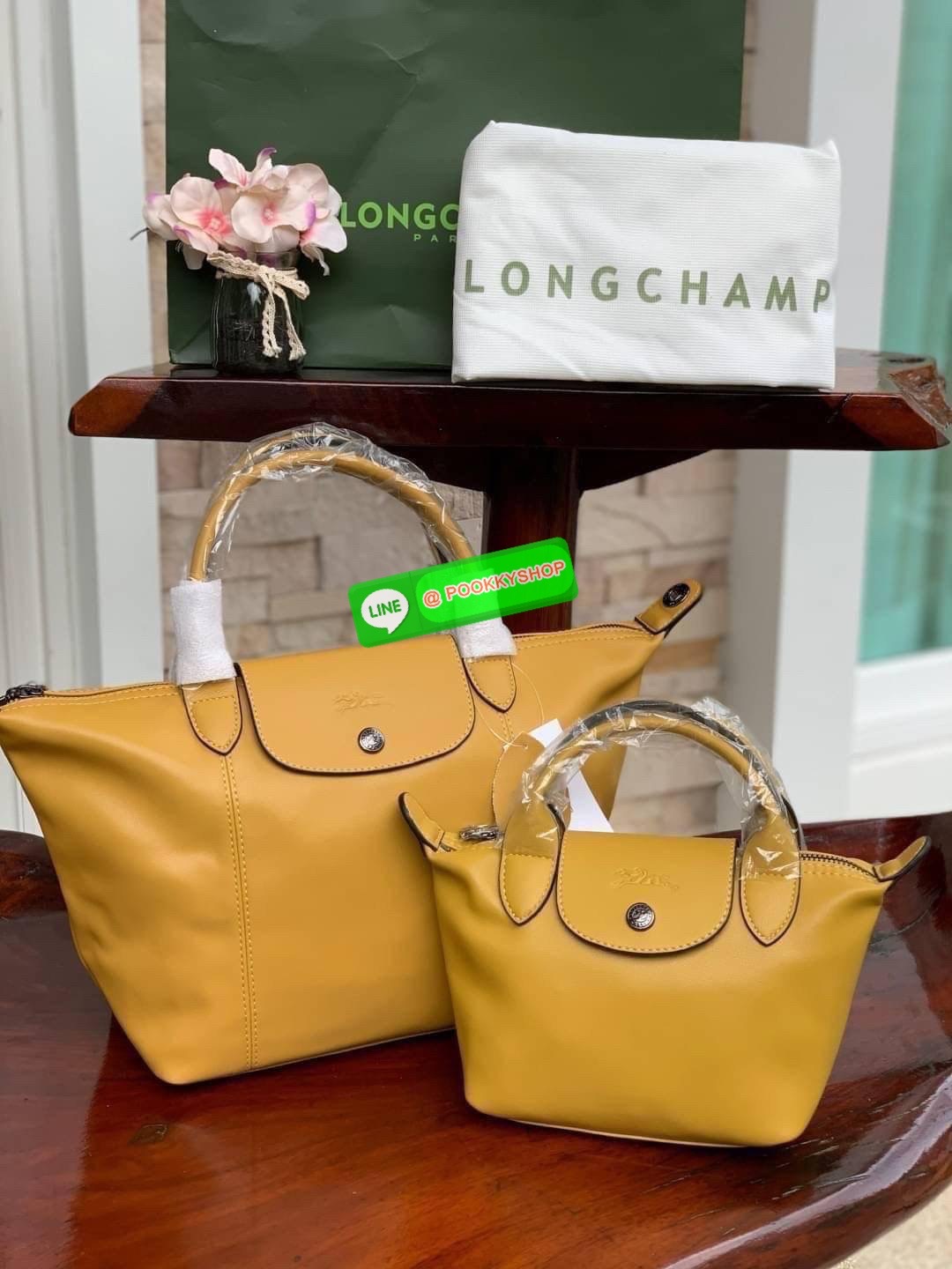 Longchamp LE PLIAGE CUIR TOP HANDLE BAG S เรียกว่าเป็นกระเป๋าอีกหนึ่งรุ่นที่ไม่ว่ายังไงก็ฮอตฮิตและติดเทรนด์ตลอดไม่เคยเปลี่ยนกับ ทรง Le Pliage Cuir หนึ่งในตระกูลกระเป๋าสุดไอคอนิกจากแบรนด์ เมื่อรุ่น Le Pliage Cuir ในรูปแบบของหนังแกะ Metis ได้ถือกำเนิดขึ้นใน