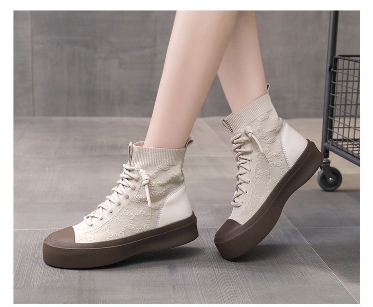 พร้อมส่ง 2022 แบบใหม่ล่าสุด รองเท้าบู๊ทหุ้มข้อ ผ้าทอยืดหยุ่น กระชับตามหน้าเท้า ผ้าดีมากทอลายสีครีม พื้นรองเท้าวัสดุเป็นยางหนา ส้นสูง 1 นิ้ว ใส่สบายมากคะ