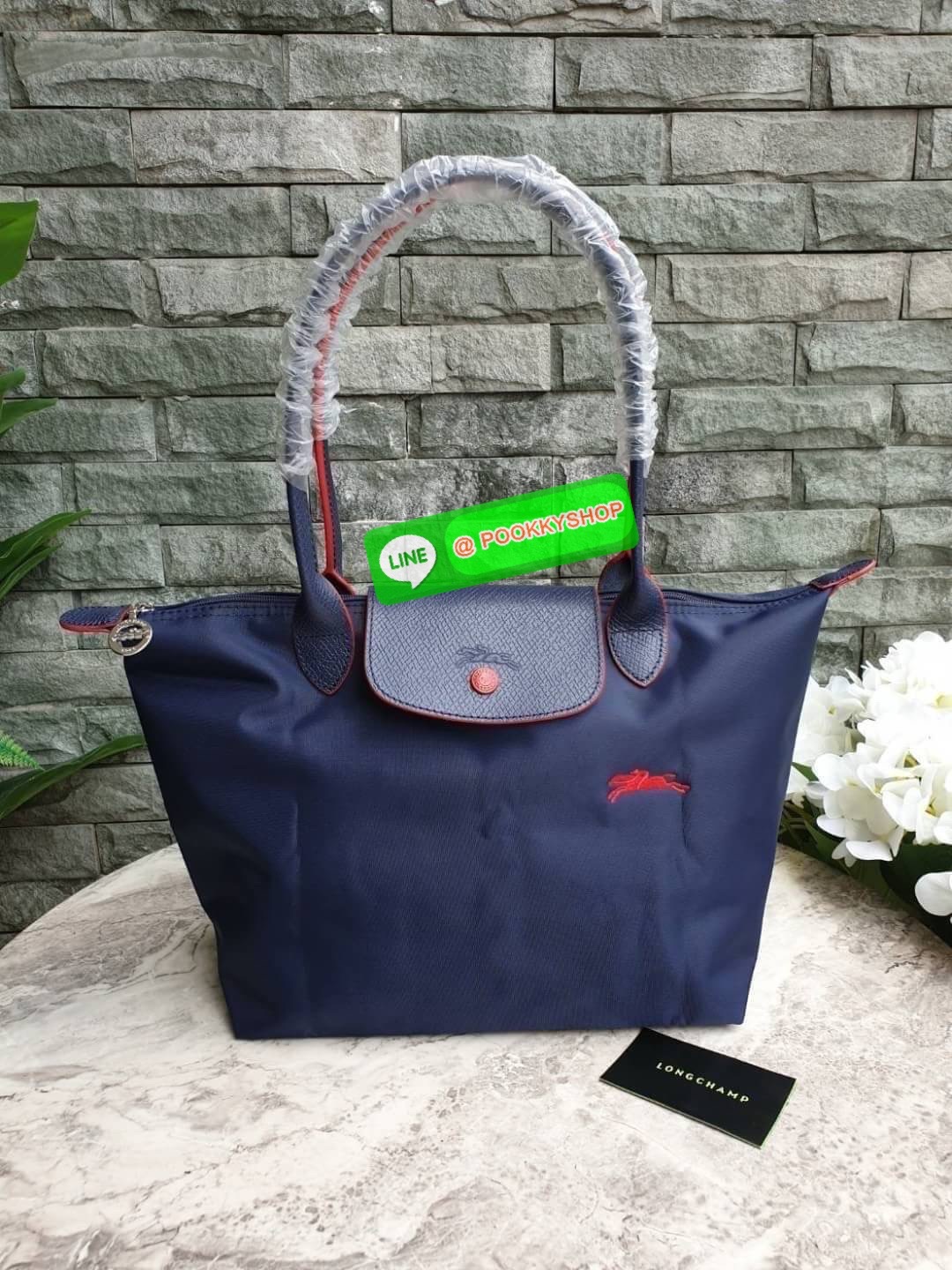 Longchamp Le Pliage Club Tote Bag Size S หูยาว วัสดุเนื้อผ้า Nylon Canvas เคลือบกันนำ้ ตัดด้วยหนังแท้ที่มีน้ำหนักเบา ดีไซน์เรียบง่ายแต่เต็มไปด้วยความคลาสสิก จนเป็นที่ชื่นชอบไปทั่วโลก Longchamp ปรับโฉม LE PLIAGE ด้วยการปักลายรูปม้า-ตราสัญลักษณ์ของแบรนด์บนผ