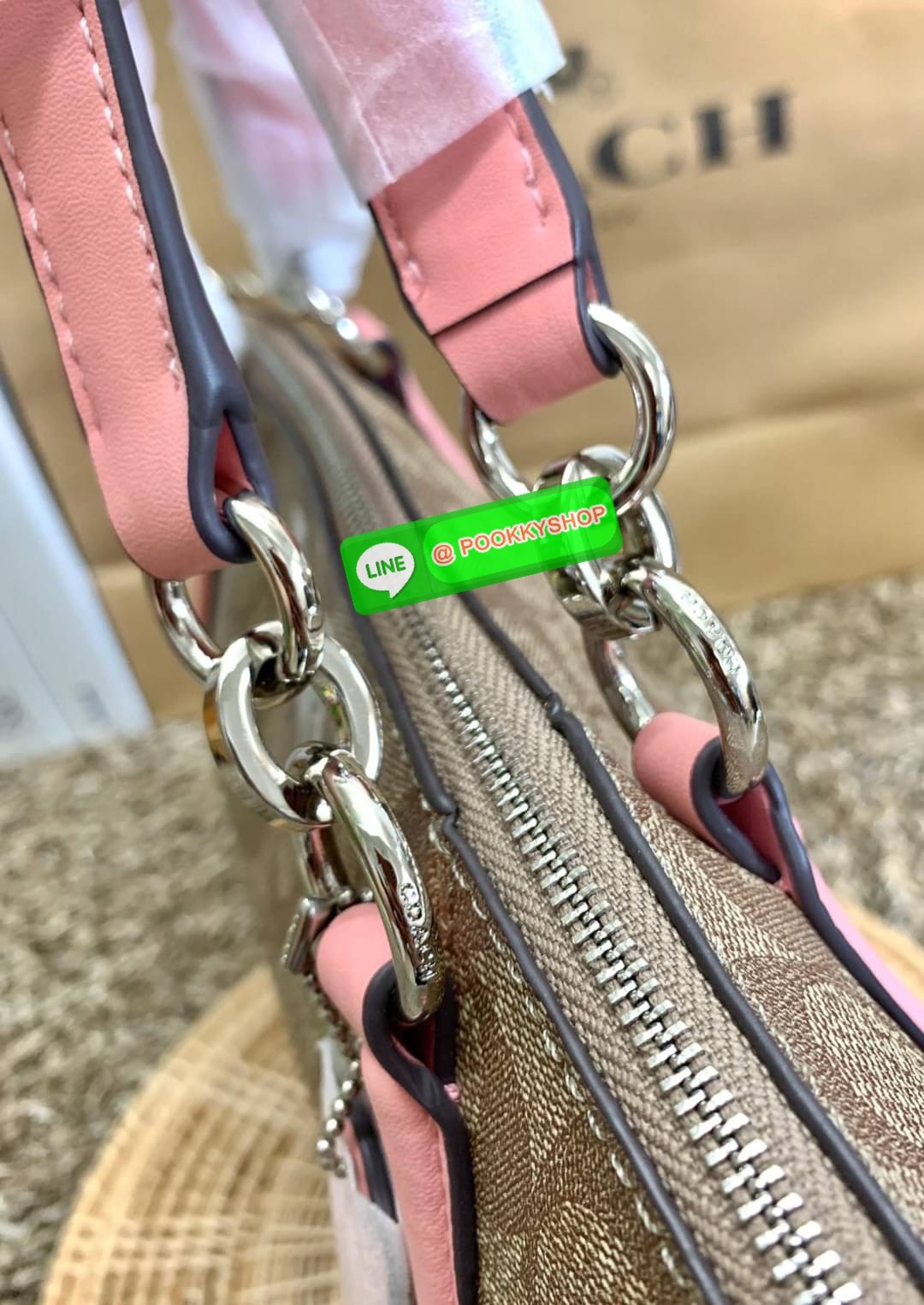 COACH 28989 KELSEY IN SIGNATURE CANVAS SHOULDER BAG กลับมาอีกครั้ง คุณภาพเต็ม100 เหมือนเดิม ไม่หักเลยจ้าา กระเป๋าทรงพัด หิ้วหรือสะพายข้างได้ หนังแท้ลายแคนวาส หนังนิ่มมากๆ สัมผัสแล้วคือใช่เลยจ้าา! เปิด-ปิดกระเป๋าแบบซิป ปากกระเป๋ากว้างหยิบจับสัมภาระง่าย ภาย