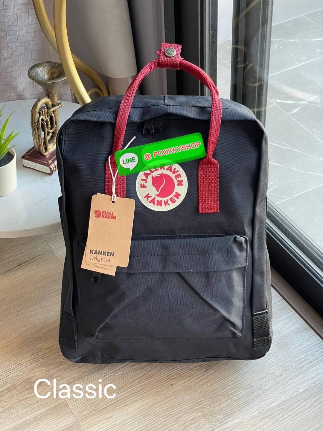 Fjallraven Kanken backpack รุ่น Classic แบรนด์ดังจากสวีเดนที่นิยมกันมากในหมู่วัยรุ่น กระเป๋าเป้ที่มีน้ำหนักเบา แต่มีความทนทาน และช่องว่างต่างๆมากขึ้น มีซิปหน้าสำหรับใส่ของกระจุกกระจิก และหูหิ้วทั้งด้านหน้าและด้านหลัง สำหรับการหิ้วถือได้สะดวก จุดเด่นที่ทำใ