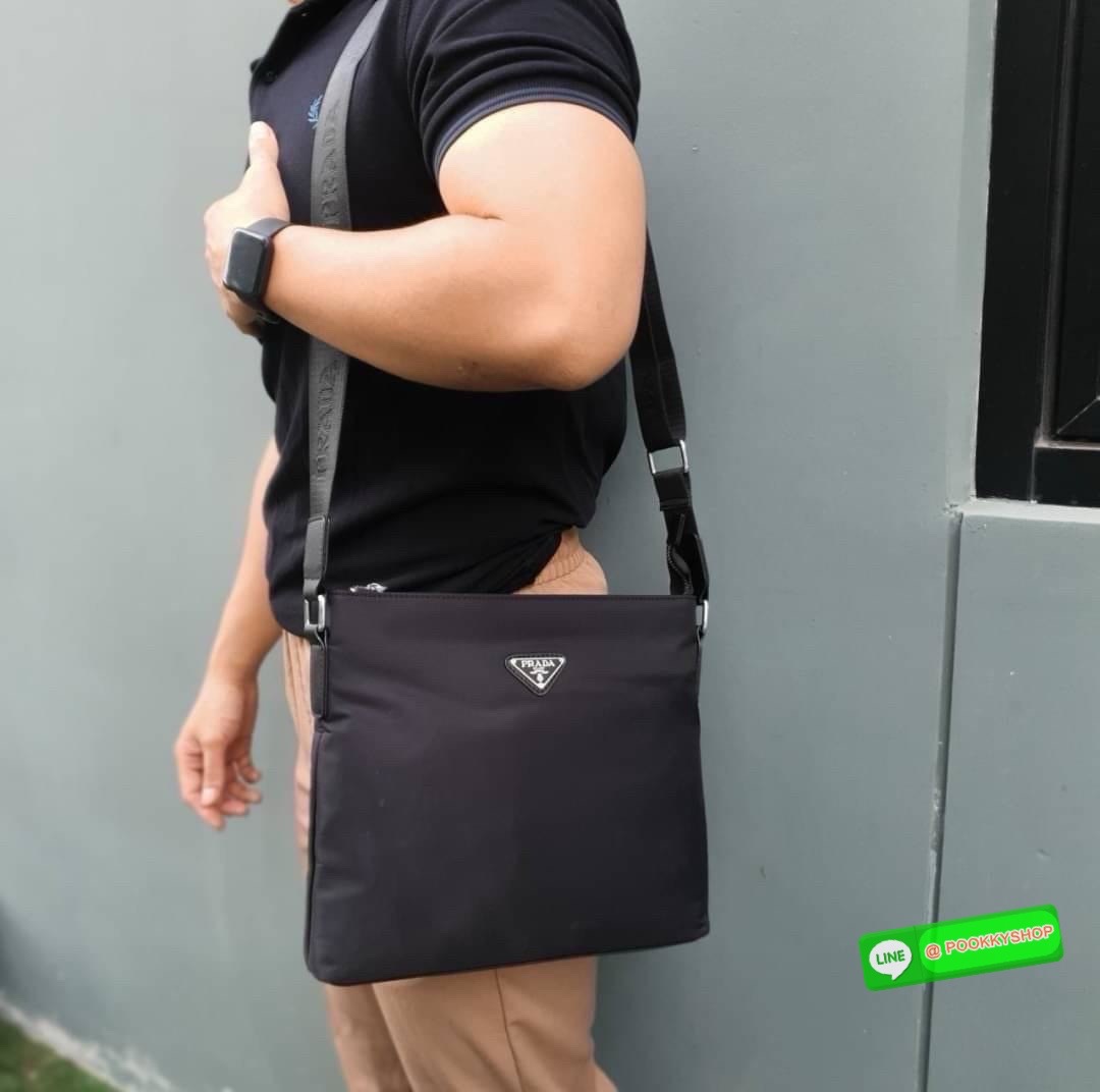 สำหรับคุณผู้ชาย เข้าแล้วค่ะ🌟🫶🏻 กระเป๋าทรง MASSENGER แบรนด์ PRADA อะไหล่เงินทั้งใบ ด้านในมีช่องใส่ของแบ่งเป็นสัดส่วน หลายช่อง เปิดปิดด้วยซิปยาว ใส่ IPADmini ได้สบาย จุของได้เยอะ มาพร้อมช่องซิปด้านในอีกหนึ่งช่อง ด้านหลังมีซิปใส่ของ ห