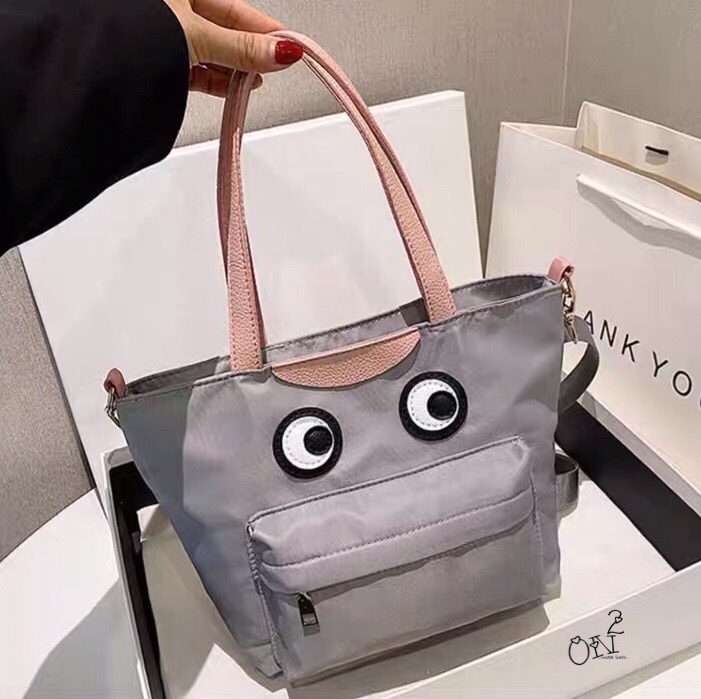 กระเป๋าสะพายข้าง brand anya วัสดุตัวกระเป๋าทำจากผ้ากันน้ำอย่างดีสีดำ ด้านหน้าส่วนลายเป็นหนังเย็บติด กระเป๋าเป็นปากซิป ด้านหน้ามีกระเป๋าเปิดออกมาเป็นสีแดงนะคะ มาพร้อมสายยาวทำจากผ้าไนล่อนอย่างหนาสีดำ สามารถปรับระดับได้