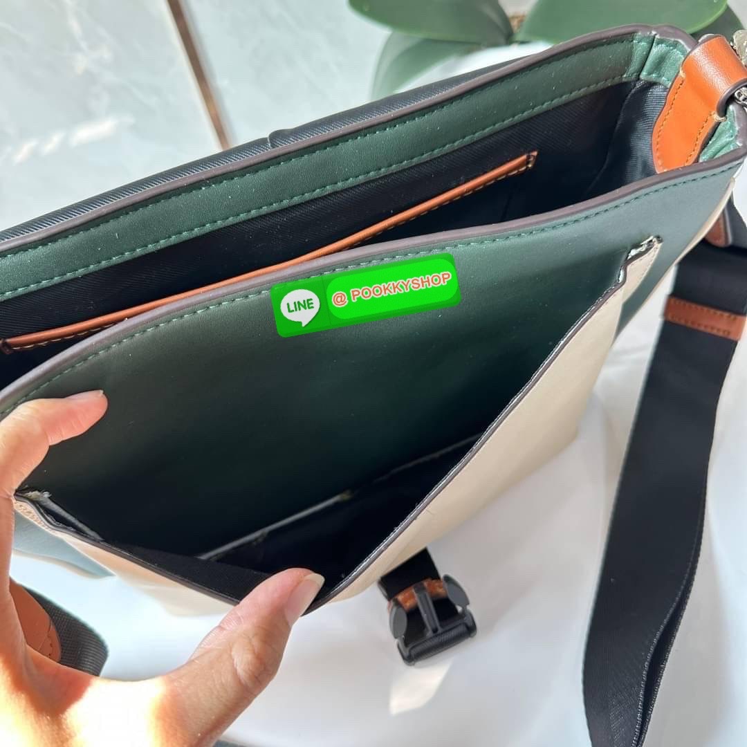 COACH CHARTER MESSENGER IN COLORBLOCK (CH755) กระเป๋าสะพายข้างผู้ชายคอลเลคชั่นใหม่ วัสดุหนังแท้ทั้งใบ เปิดปิดกระเป๋าแบบตัวกดล็อค ด้านในมีช่องหลัก 2 ช่อง ด้านหลังมีช่องซิป 1 ช่อง สายสะพายปรับระดับได้ รุ่นนี้สะพายไปเที่ยวหรือสะพายไปทำงาน ดูดีมากค่ะ